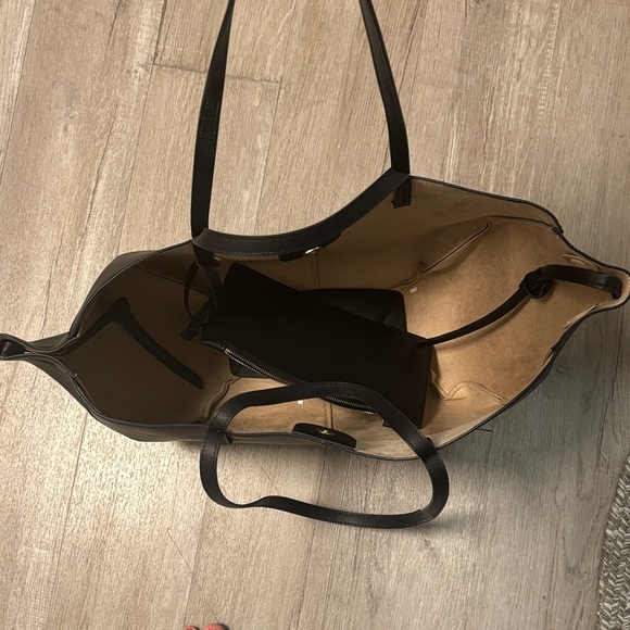 Sleek Black Leather Tote Bag - Picture 3 of 6